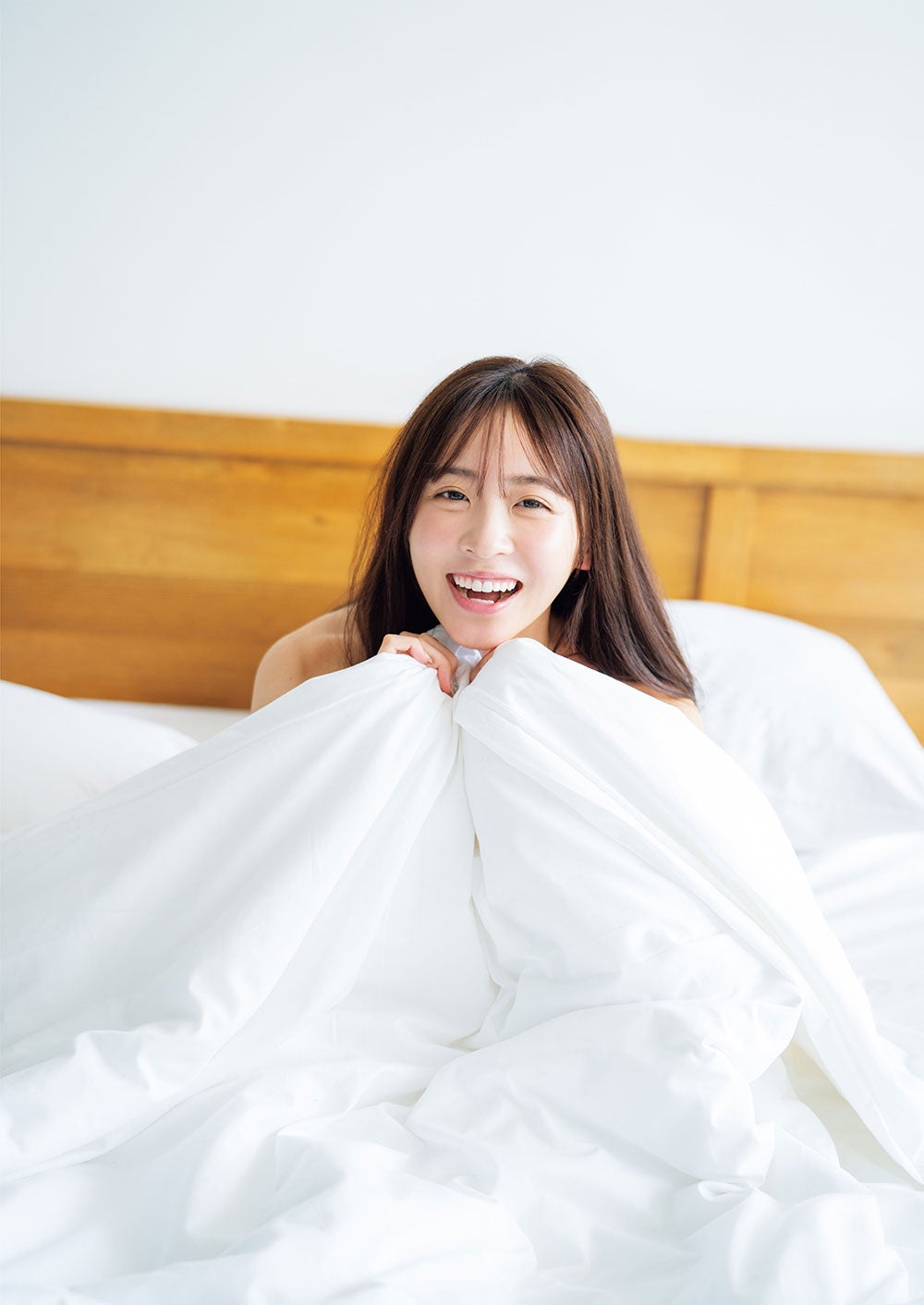 FRUITS ZIPPER櫻井優衣、水着・巨大リボンワンピ…写真集バックカバー＆特典生写真解禁 発売前緊急重版決定＜YUi＞