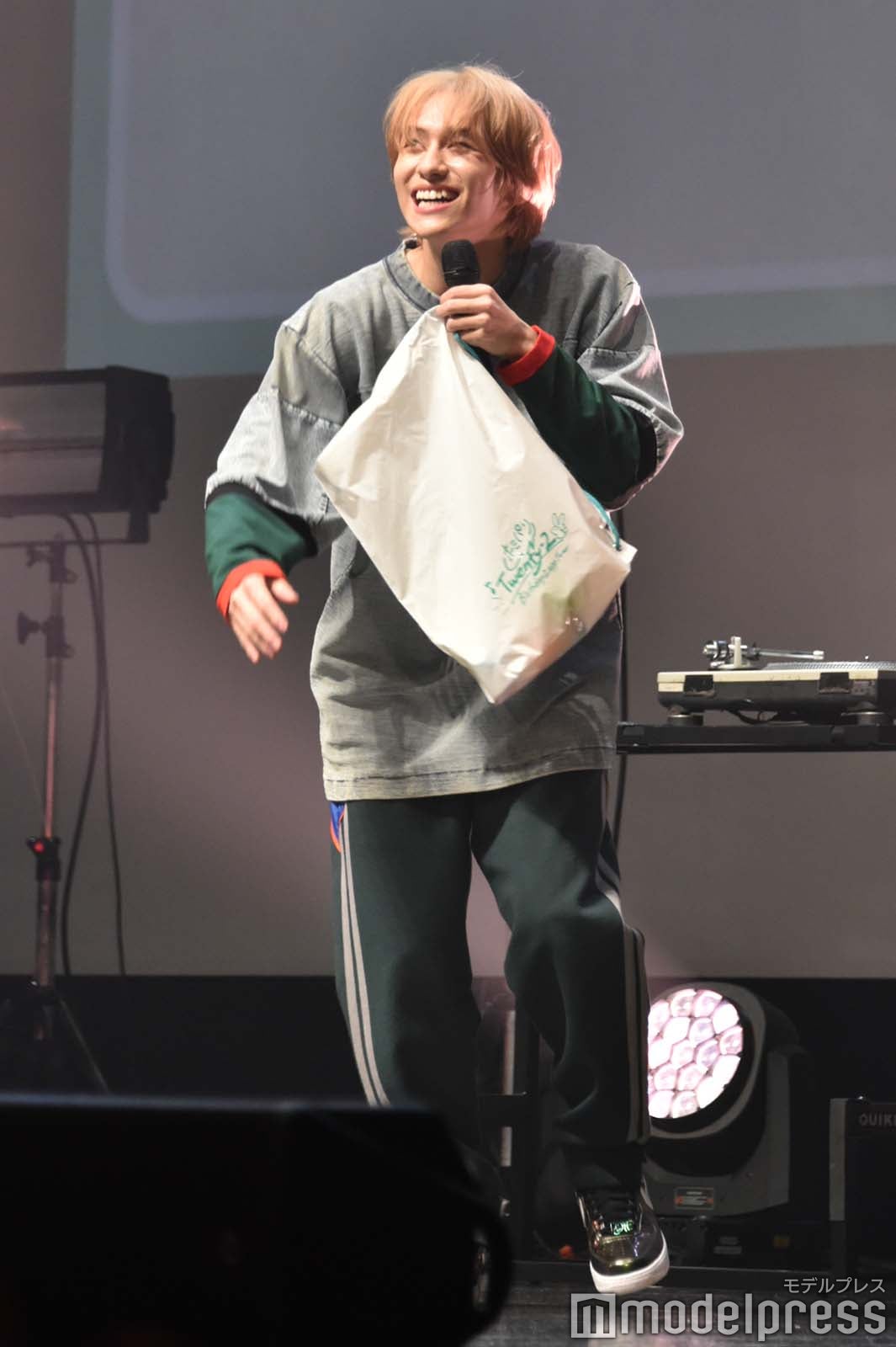 サインボールを投げる山下幸輝（C）モデルプレス