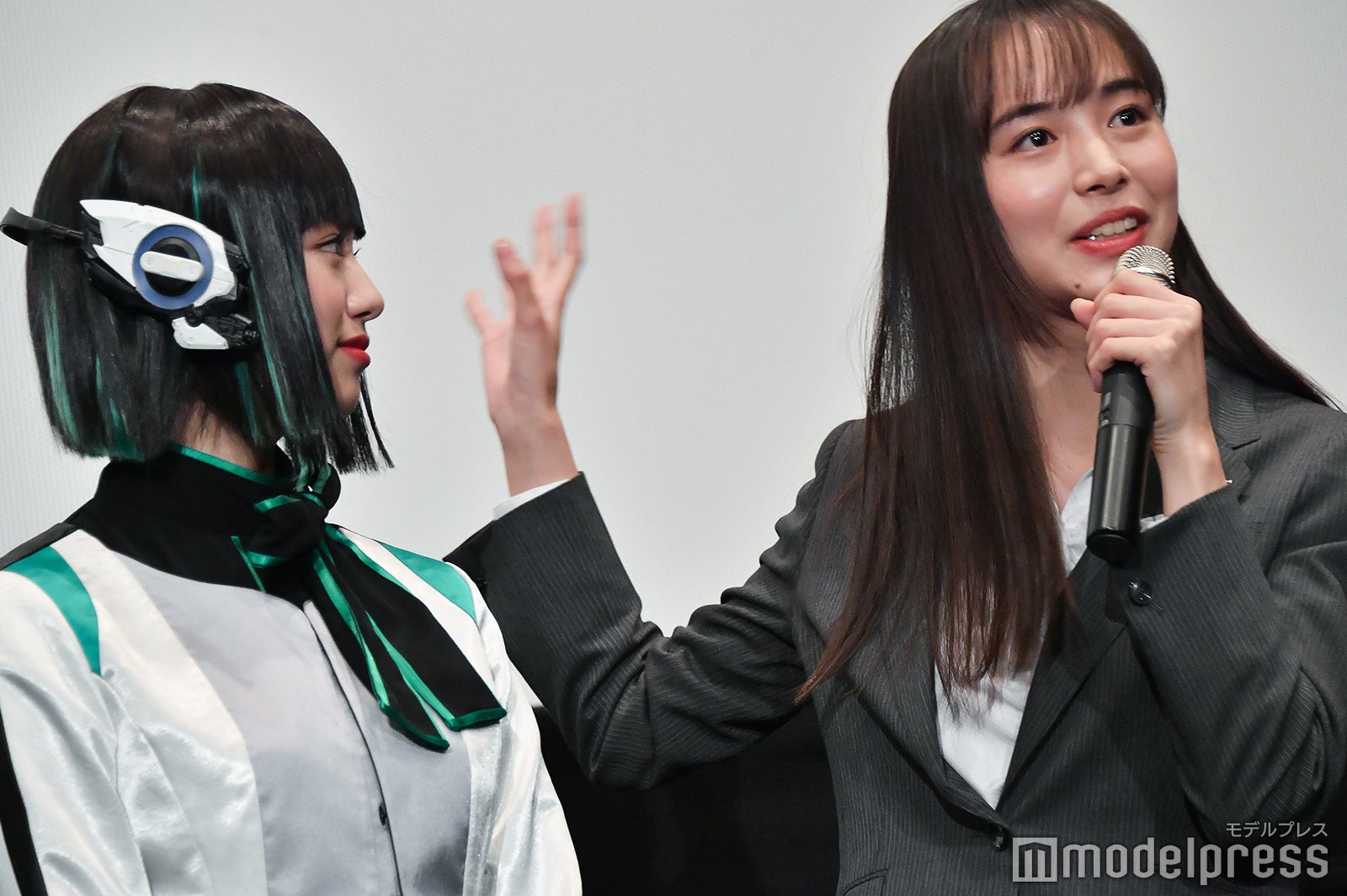 鶴嶋乃愛、井桁弘恵 （C）モデルプレス