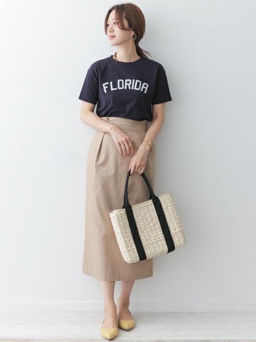 ロゴTシャツにチノタイトスカートを履いた女性