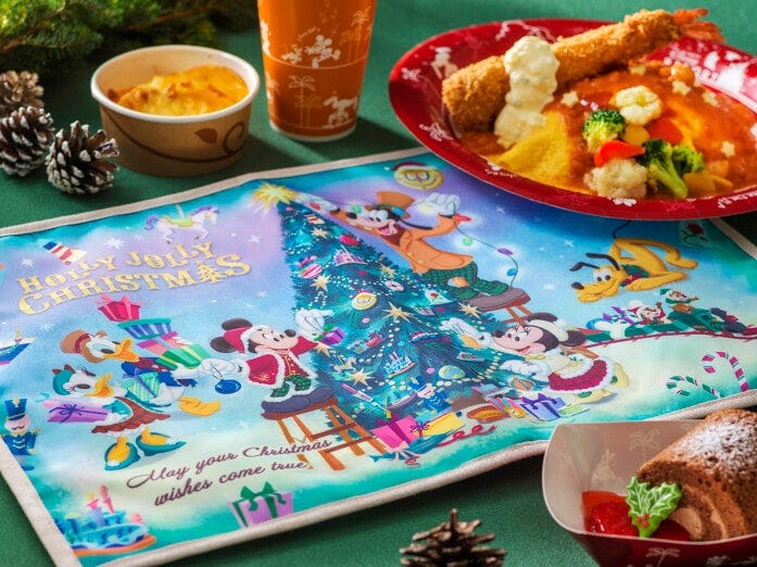 「グランマ・サラのキッチン」のスペシャルセット 1980円、スーベニアランチョンマット付きで 2780円。オムライスに大きなエビフライがのったメインとパンプキングラタン、チョコロールケーキ、ドリンクのセットです