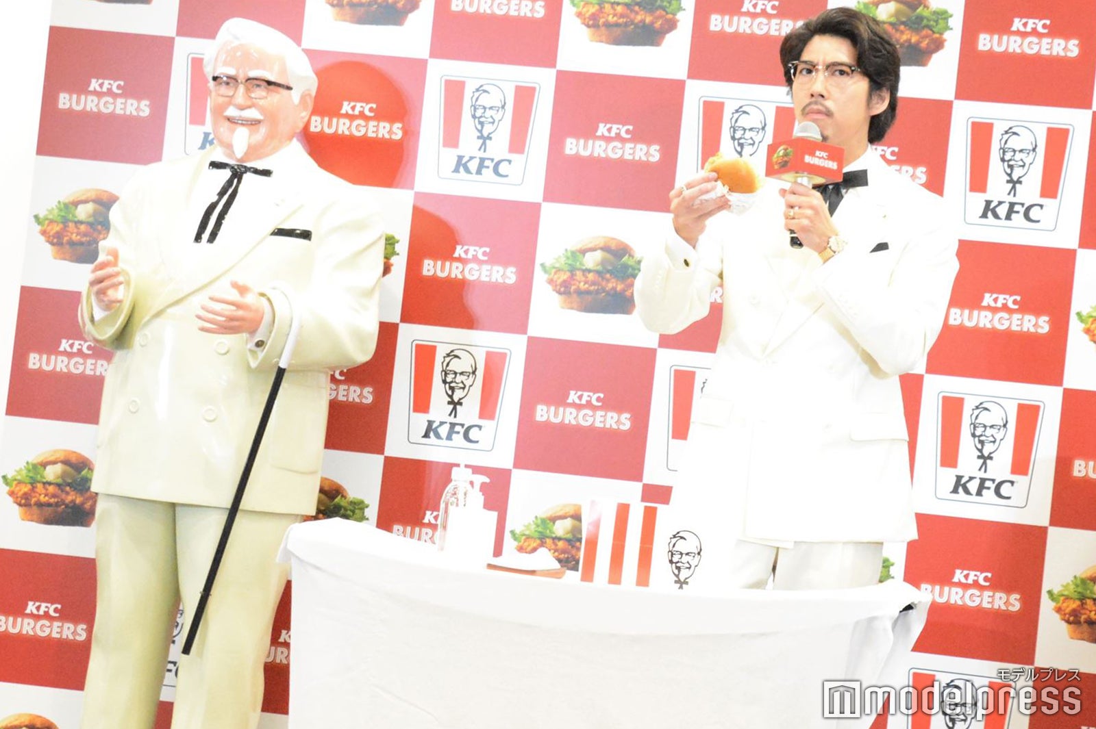 カーネル・サンダースと賀来賢人 （C）モデルプレス