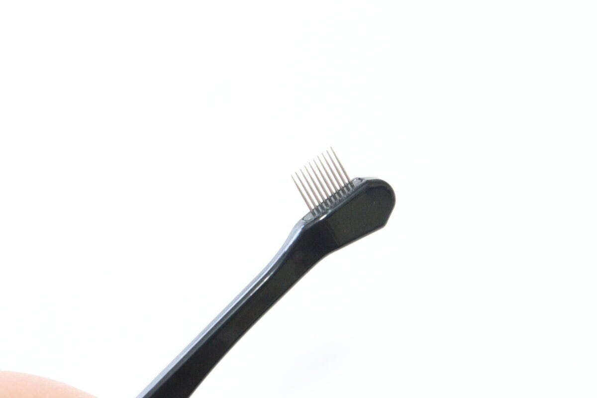 ダイソーのマスカラコーム（ステンレス製）のコーム