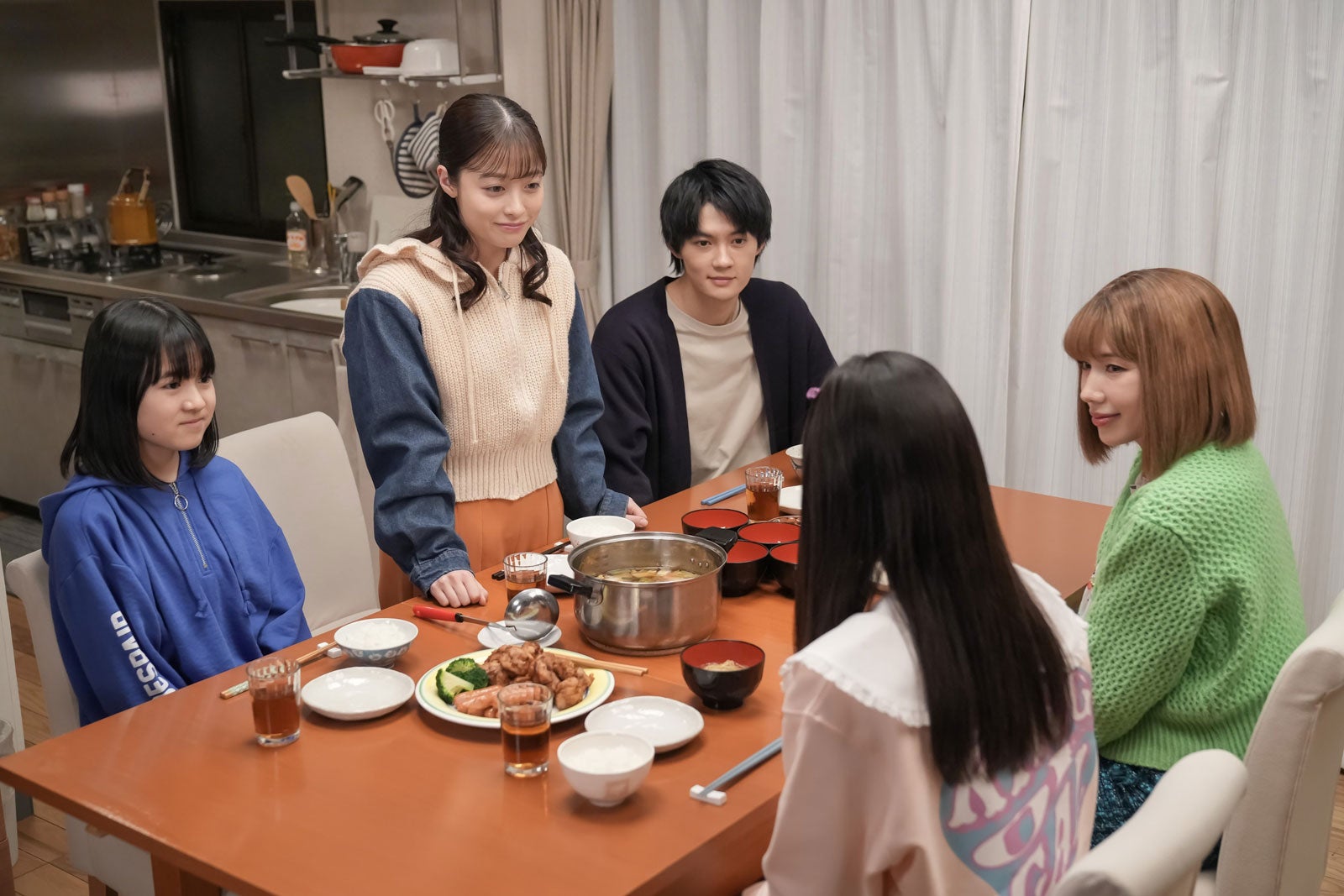 （左から時計回りに）新津ちせ、橋本環奈、佐野勇斗、仲里依紗、大島美優「おむすび」第125話（C）NHK