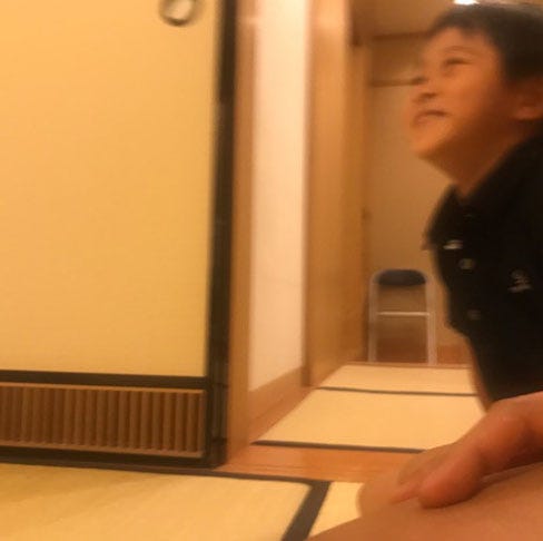 称賛を受けて喜ぶ勸玄くん/市川海老蔵オフィシャルブログ(Ameba)より