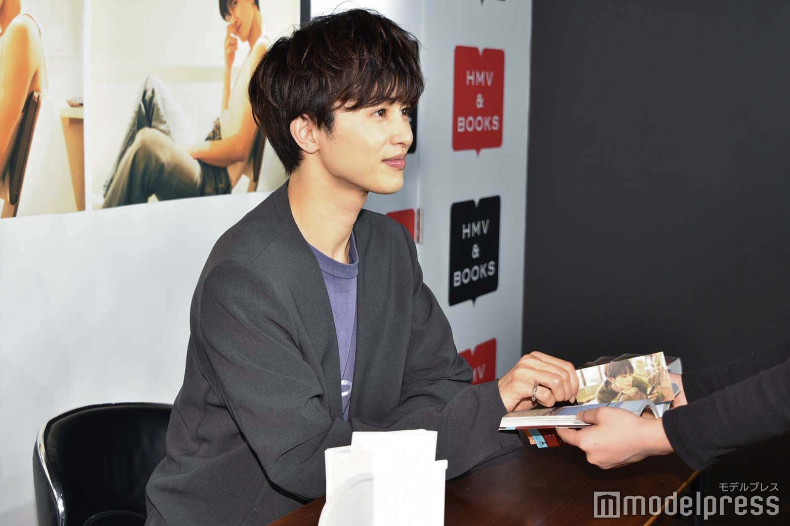 ファンの目を見る草川拓弥（C）モデルプレス