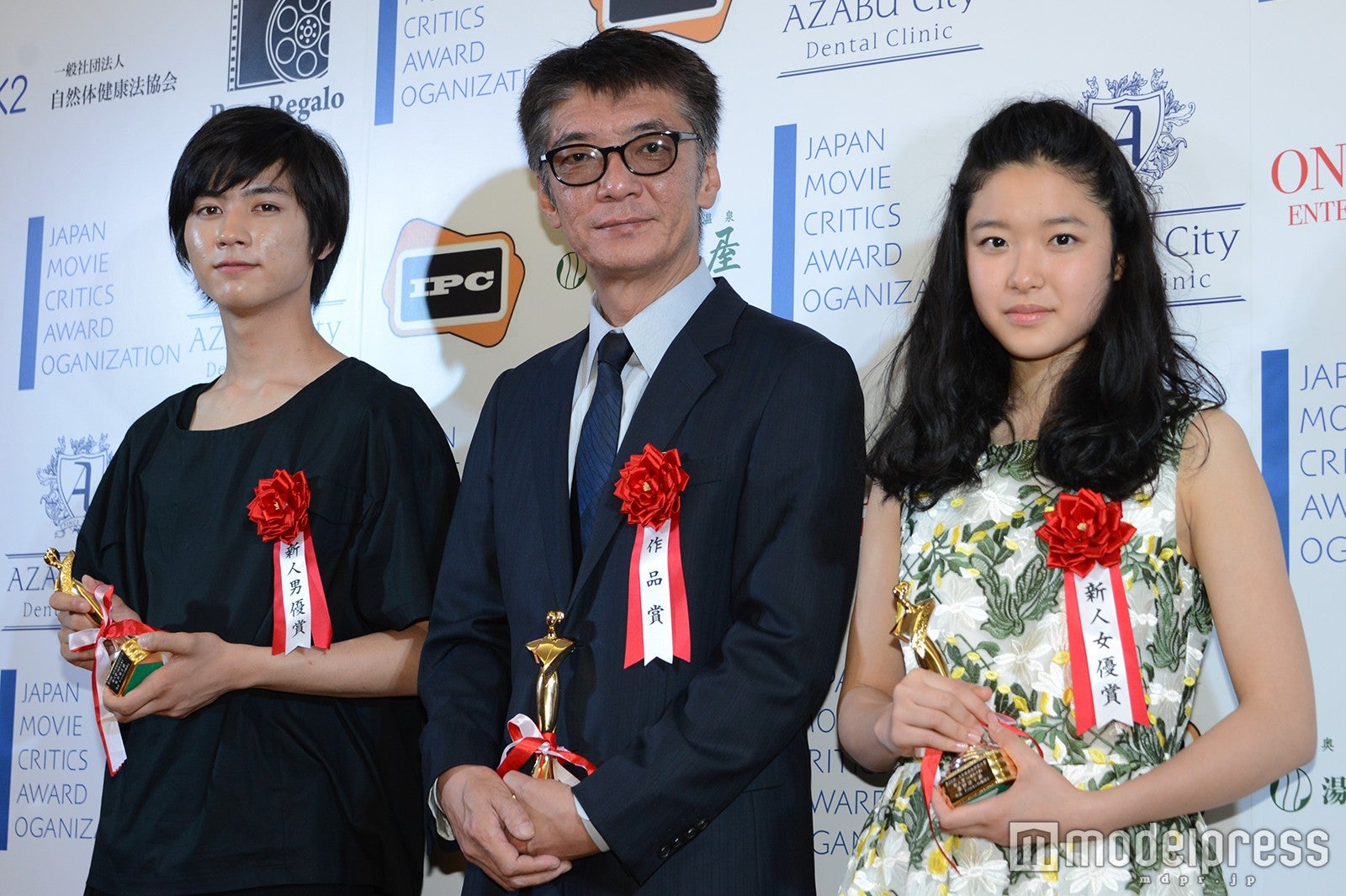 （左から）囲み取材に出席した板垣瑞生、成島出監督、藤野涼子（C）モデルプレス