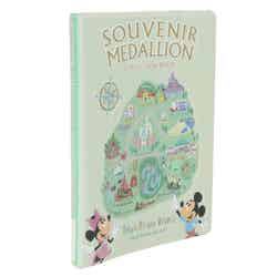 スーベニアメダルブック¥2,900（C）Disney