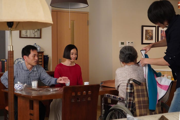 徳井優、原田知世/「あなたの番です」第4話より(C)日本テレビ