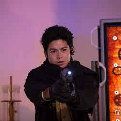 初めての銃を持った演技にも挑戦／菅谷哲也（C）2015映画「脳漿炸裂ガール」製作委員会