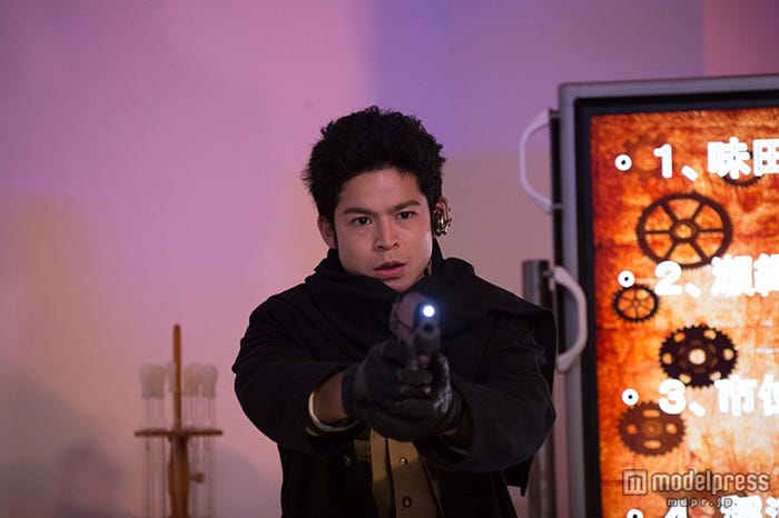 初めての銃を持った演技にも挑戦/菅谷哲也(C)2015映画「脳漿炸裂ガール」製作委員会