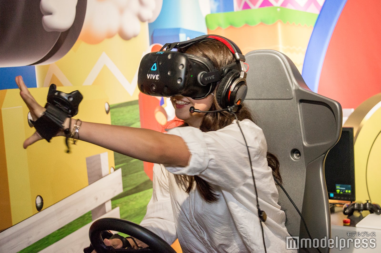 必死にアイテムをゲットしようとする田本詩織さん（C）モデルプレス