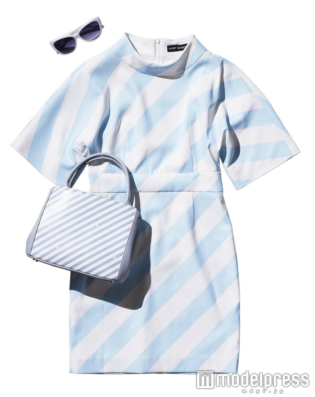 「ロゴプレートキャッツアイサングラス」13,000円、「ヒュージバイアス ワンピース」27,000円、「MINIデイジーバイアストート」12,000円（全て税抜）