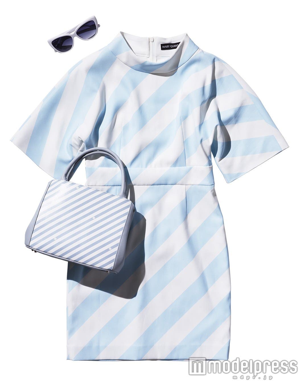 「ロゴプレートキャッツアイサングラス」13,000円、「ヒュージバイアス ワンピース」27,000円、「MINIデイジーバイアストート」12,000円(全て税抜)