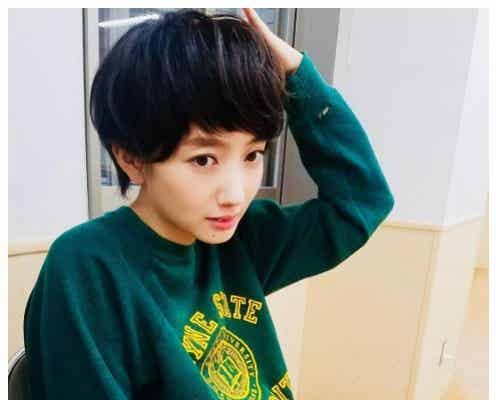 波瑠「前髪短すぎませんか」“サバ婚”オフショットに「衝撃」「少年のよう」
