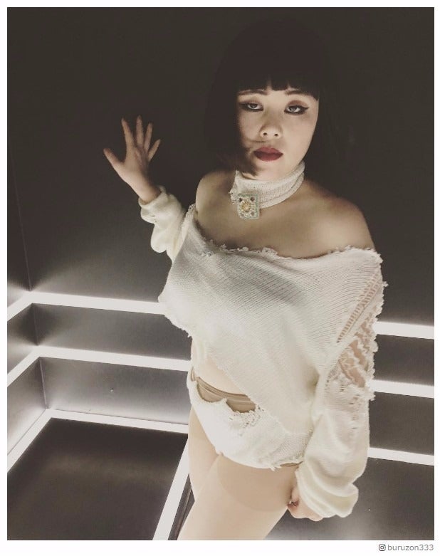 ブルゾンちえみの下半身に注目殺到「穿いてる？」「解説求む」