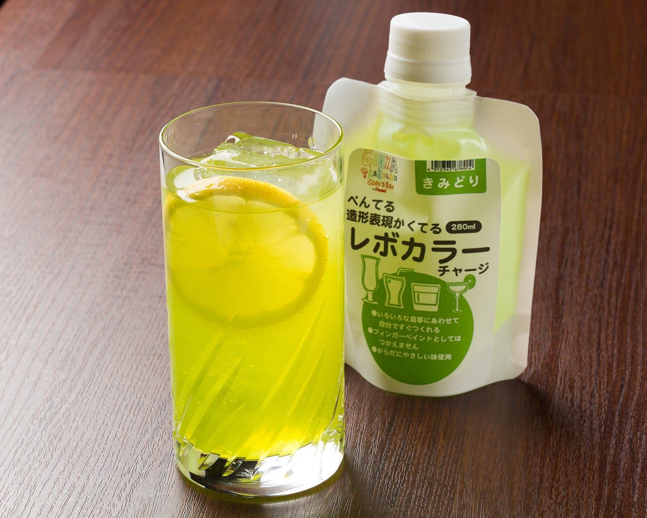 レボカラーチャージ黄緑／画像提供：GINZA RAKUGAKI Cafe＆Bar by Pentel