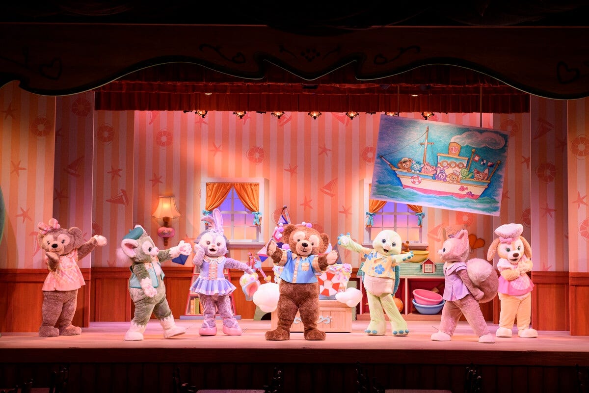 ダッフィー＆フレンズ全員がステージに登場するショーを食事しながらいかがでしょう