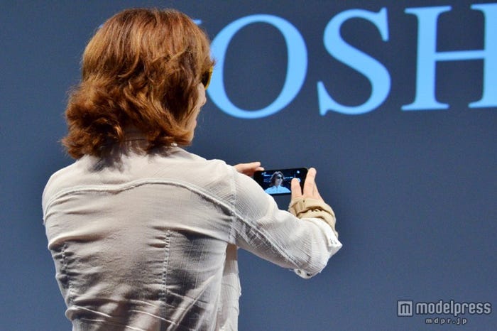 客席をバックにセルフィー