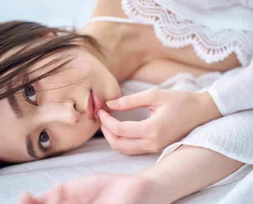 乃木坂46井上和、ランジェリー姿で寝そべる接近ショット  1st写真集先行カット解禁