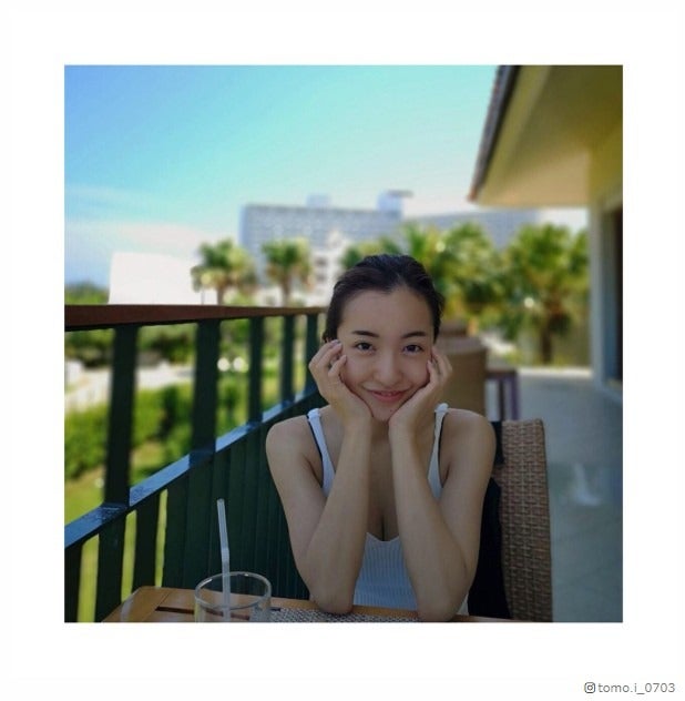 板野友美、すっぴん＆胸元あらわなナチュラルショットに反響