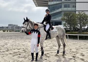 【地方競馬】新人・西優哉騎手が大井でデビュー 7着の初陣は「まだ50点」 妻・里奈さんに誘導されて馬場入り