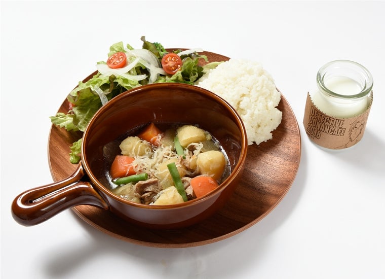 沖矢昴の肉じゃがプレート ～クリームシチューソース添え～ ¥1,430（C）青山剛昌／小学館・読売テレビ・TMS 1996 