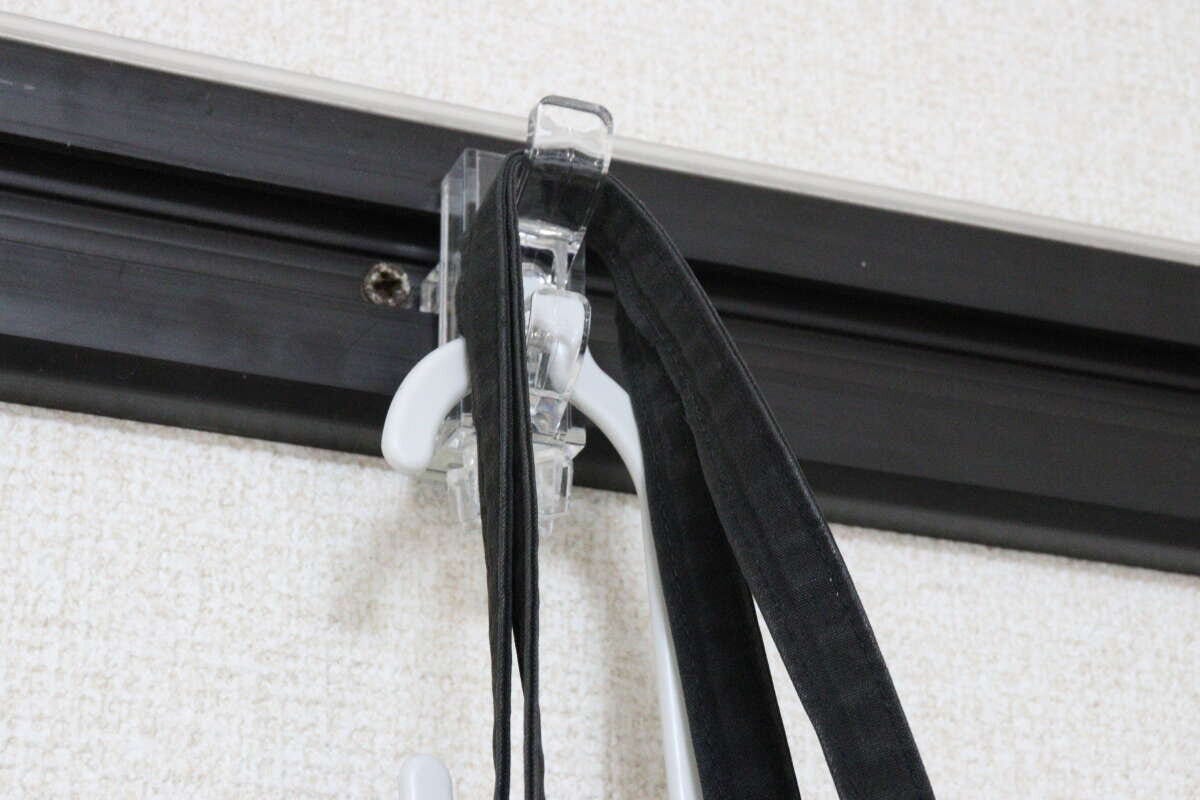 セリア 透明かもいフックミニ セリアの透明かもいフックミニはアイテムを省スペースで収納できる