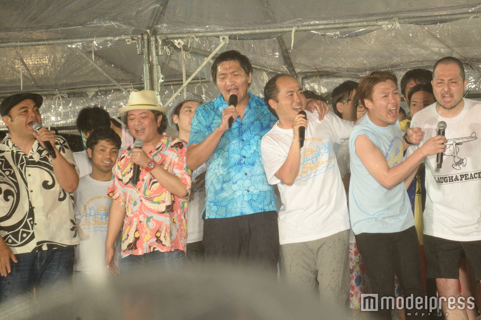 大雨の中で大合唱（C）モデルプレス