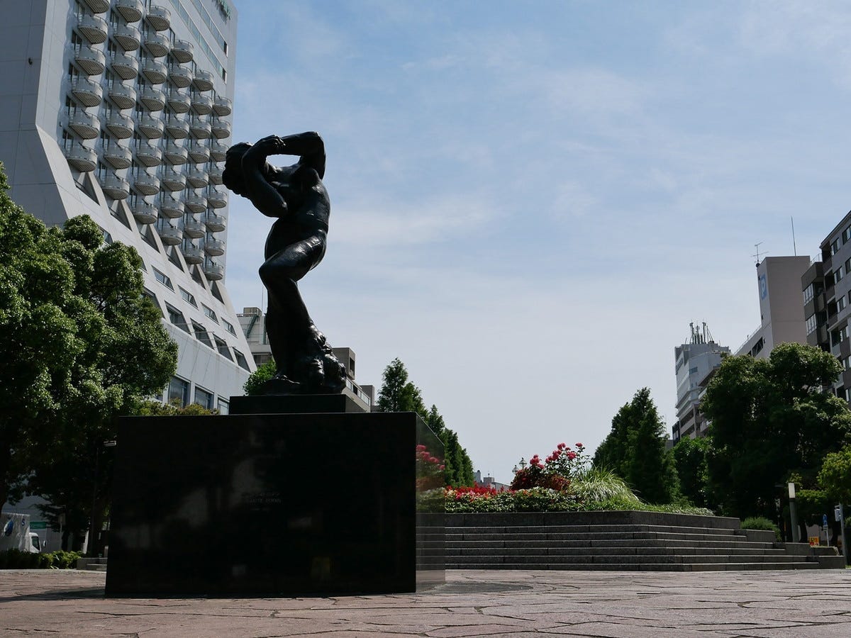 大通り公園ではオーギュスト・ロダン作の彫刻「瞑想（めいそう）」の近辺にある