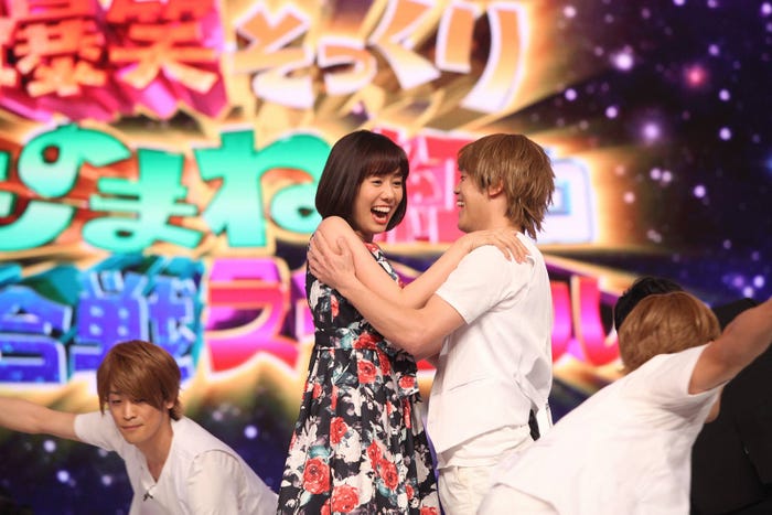 (左から)山崎夕貴アナ&おばたのお兄さんが共演(C)フジテレビ