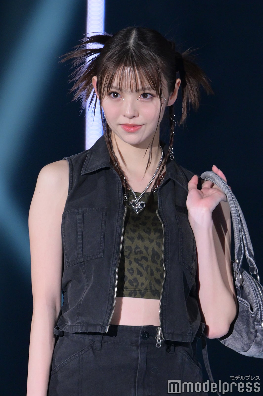 鈴木ゆうか、タイトコーデで美ウエスト＆美脚披露 クールな魅力放つ【TGC 2024 S／S】