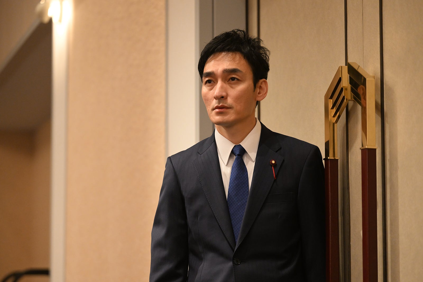 草なぎ剛「罠の戦争」第8話より（C）カンテレ