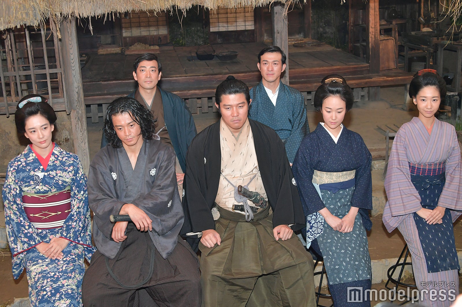 （前列左から）水川あさみ、小栗旬、鈴木亮平、黒木華、柏木由紀（後列左から）迫田孝也、田上晃吉（C）モデルプレス