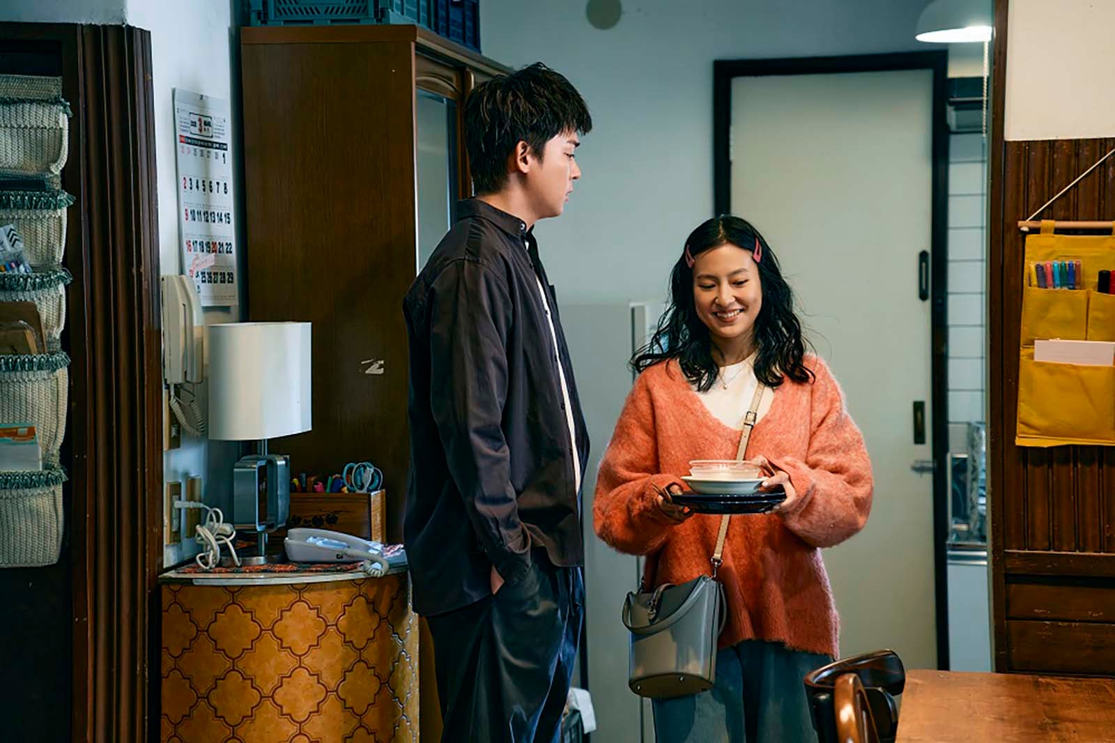 小瀧望、恒松祐里（C）2025「裏社員。-スパイやらせてもろてます‐」製作委員会