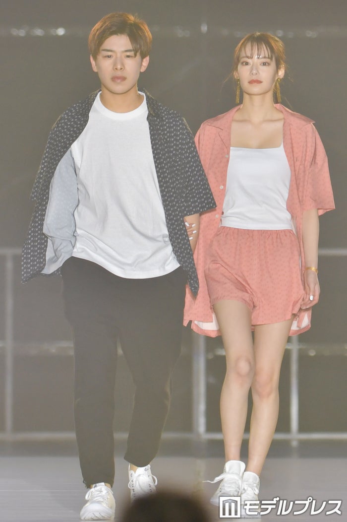 カップルyoutuber なこなこ おでこコツン ラブラブ密着 リンクコーデが可愛い 関コレ21s S モデルプレス