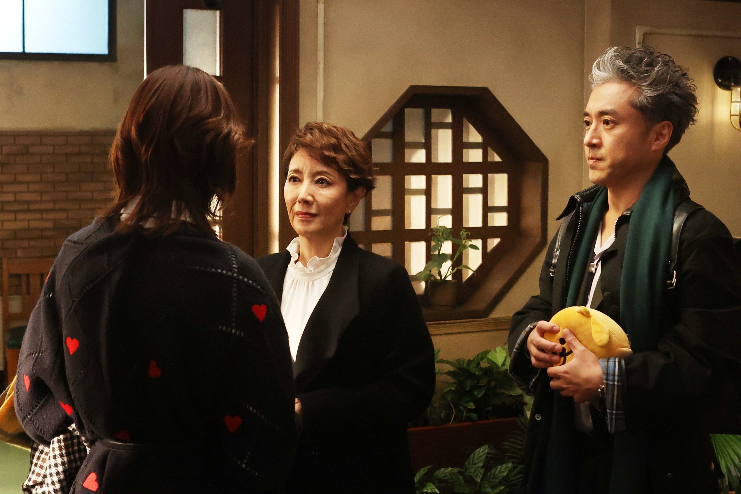 （左から）平手友梨奈、戸田恵子、ムロツヨシ「うちの弁護士は手がかかる」第11話より（C）フジテレビ