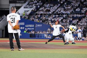 ロッテ OBの橋本将氏、渡辺俊介氏、久保康友氏、塀内久雄氏の豪華始球式 渡辺氏「声援でアドレナリン出た」久保氏はワンバウンドに苦笑い