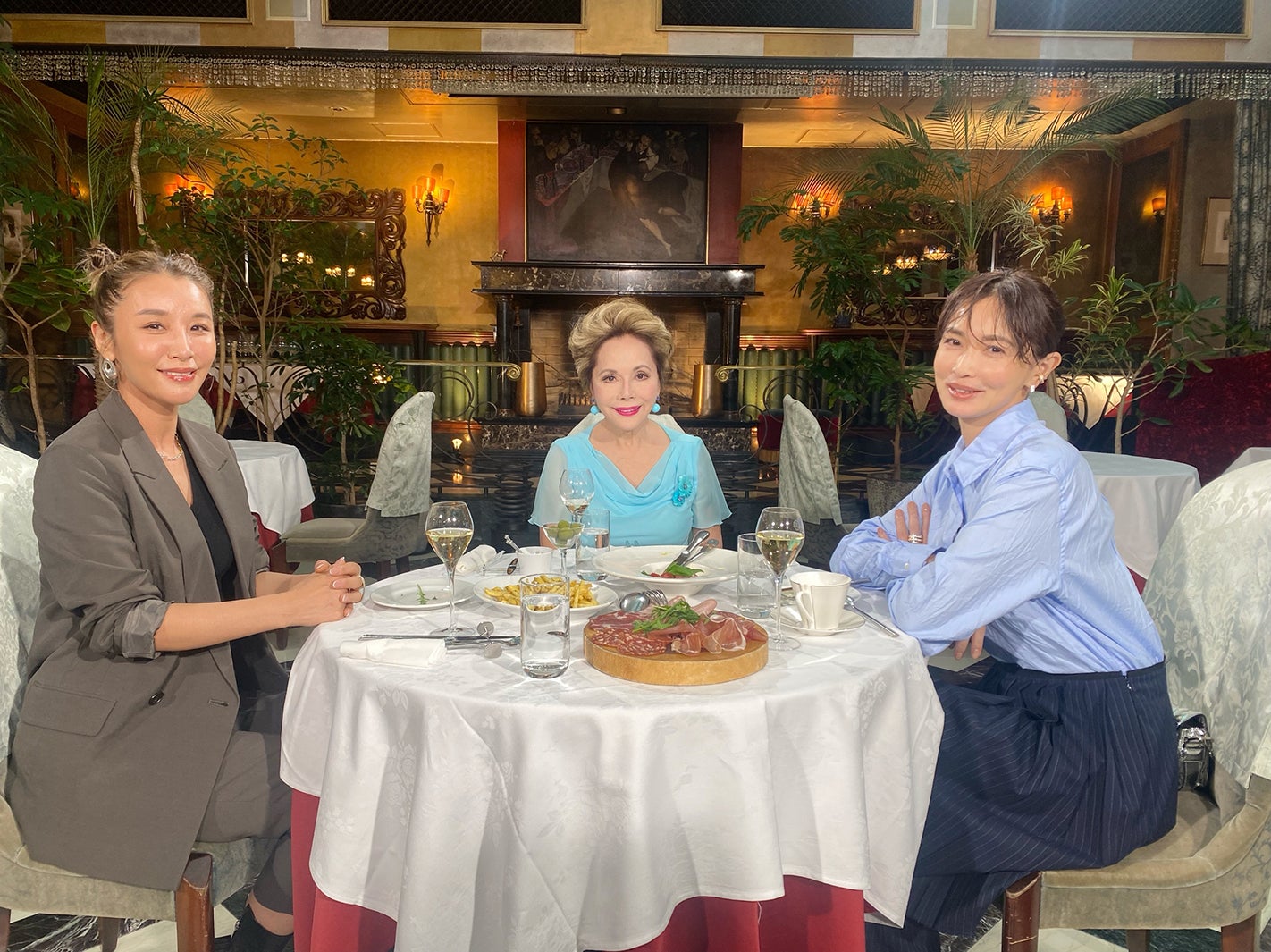 （左から）鈴木紗理奈、デヴィ夫人、長谷川京子（C）カンテレ