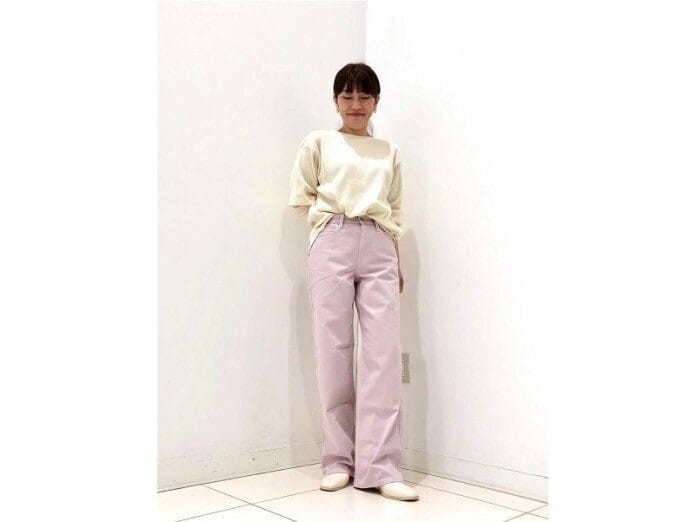カジュアルなアイテムながら淡いピンクで上品に　出典：StyleHint