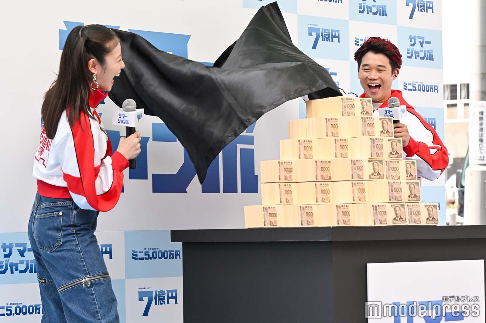 7億円新紙幣に興奮する今田美桜、矢本悠馬（C）モデルプレス