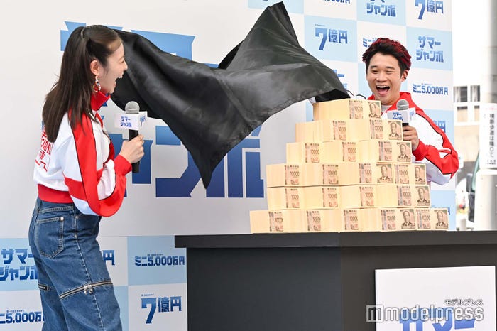 7億円新紙幣に興奮する今田美桜、矢本悠馬(C)モデルプレス