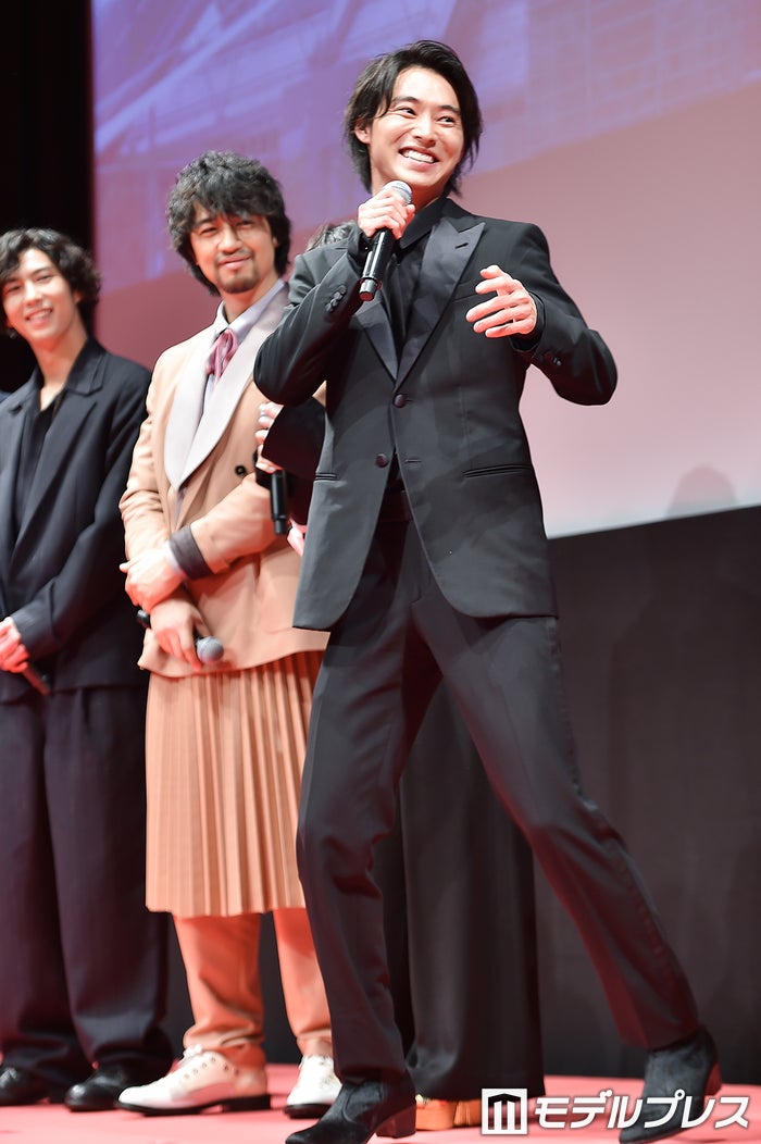ステップが出来て嬉しそうな山崎賢人 （C）モデルプレス