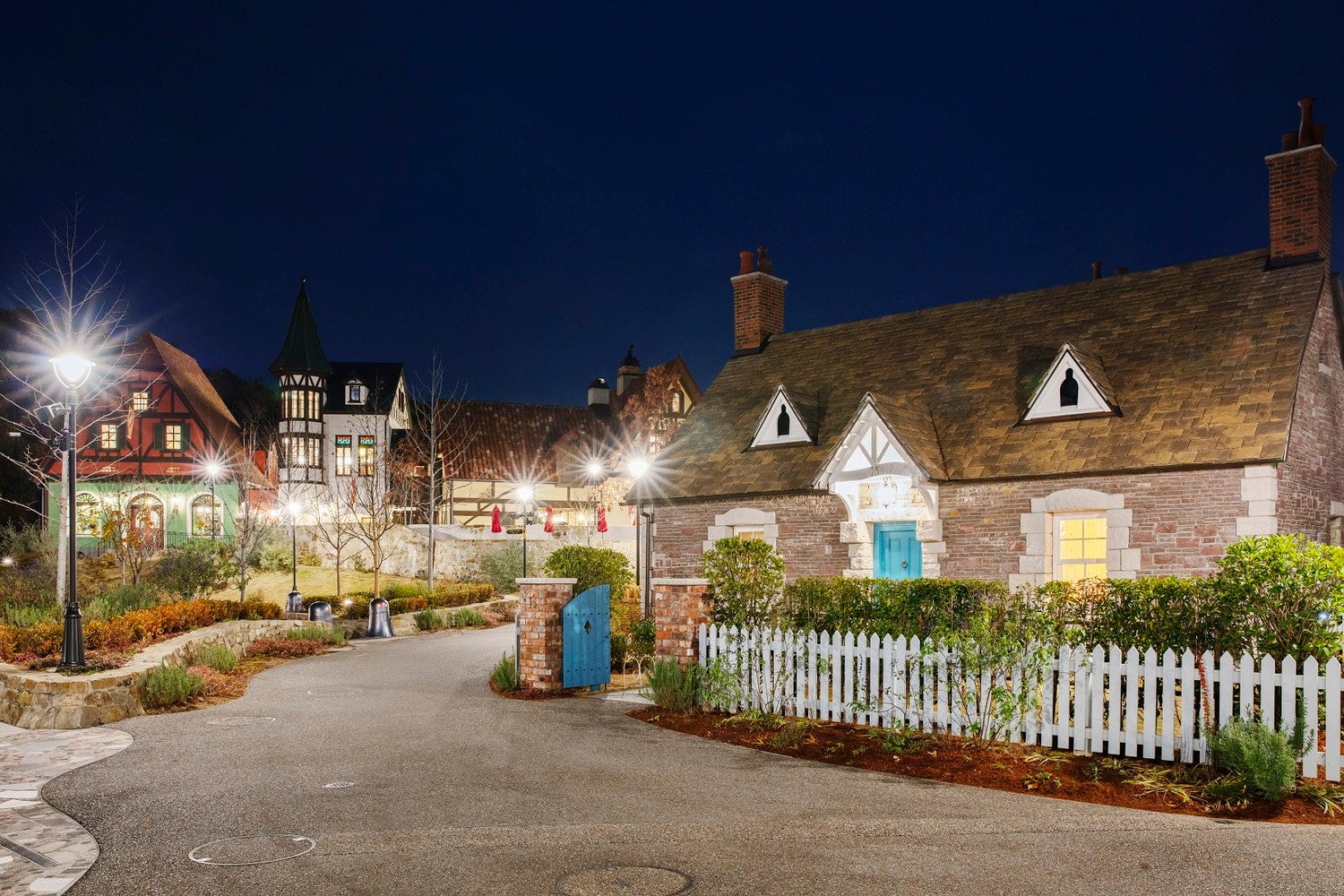 魔女の谷の夜間の様子（C）Studio Ghibli