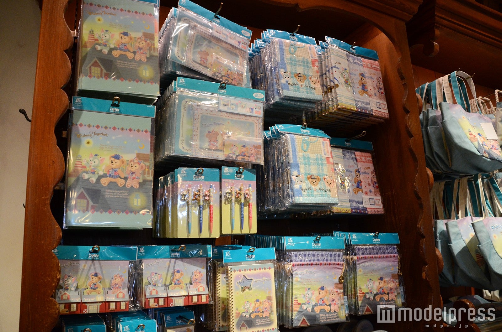 夜空に願いをかけるシーンをデザインしたグッズがずらり（C）モデルプレス