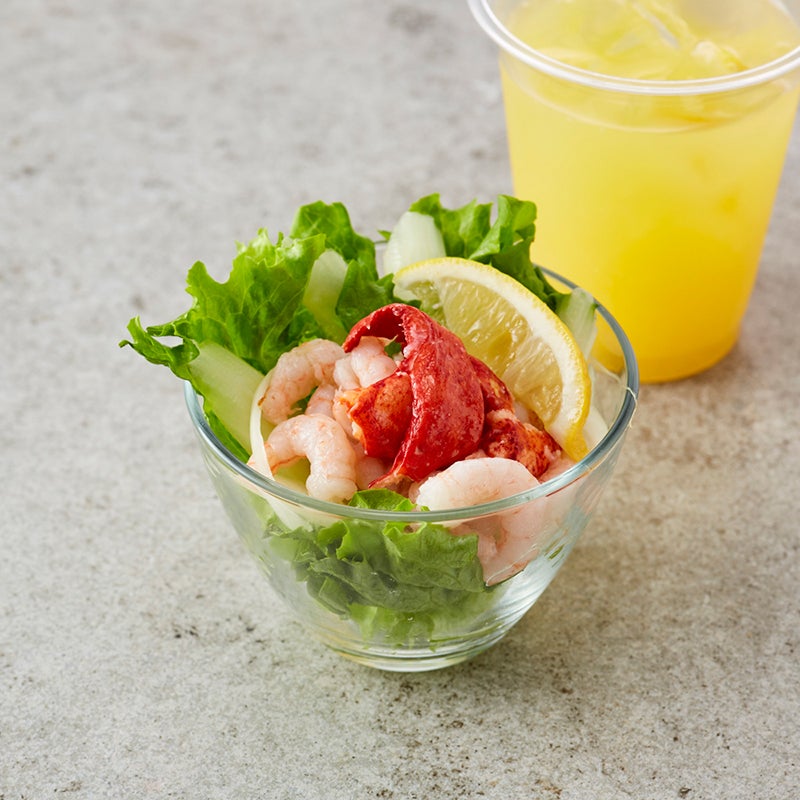 シュリンプサラダ + ドリンク+ ¥500／画像提供：フレーバーワークス