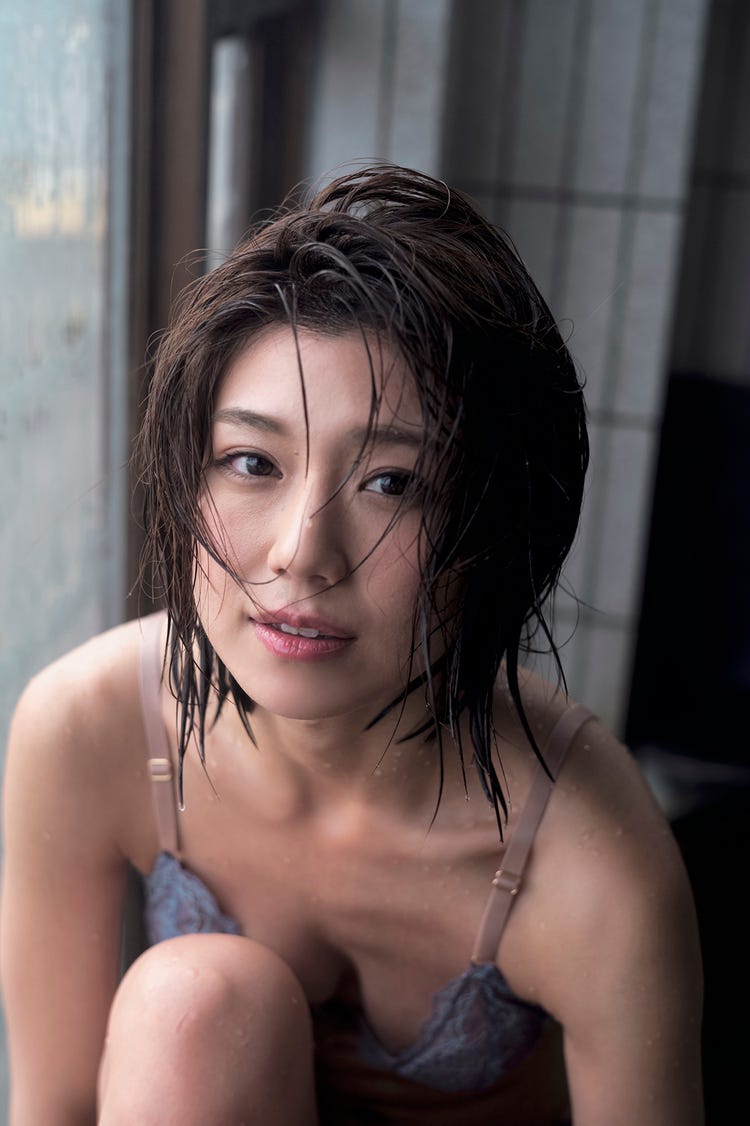 綾乃梓 画像4/4) 注目の美女・清水綾乃、豊満バスト披露 品のある色気全開 - モデルプレス