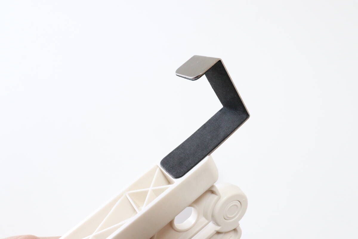 ダイソーの折り畳み式物干しラックはドアの上部に引っ掛けられるフック付き