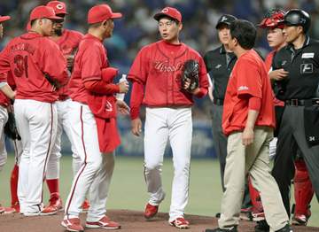 広島悪夢 栗林抹消へ 初回17球で降板「最初は『つった』という感じ」新井監督明かす「報告では過去にも痛めた箇所」