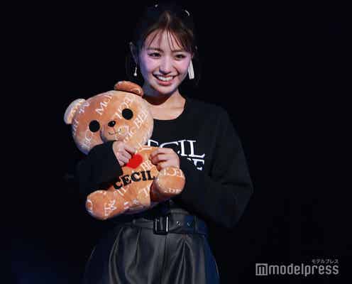 香音、ショーパンから美脚スラリ ぬいぐるみ抱き登場【STARRZ TOKYO】